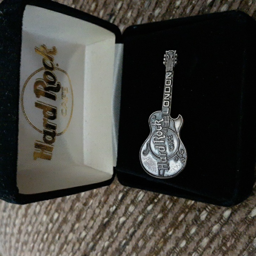Hard rock cafe guitar pin